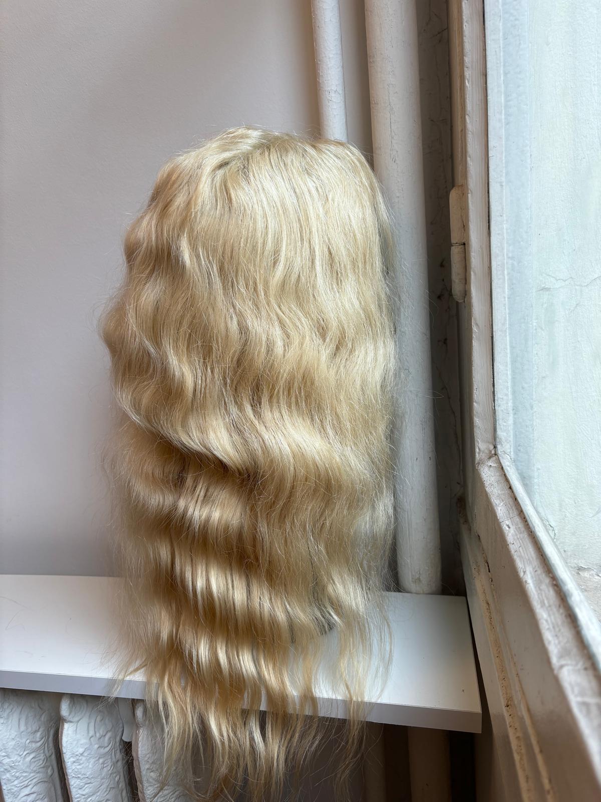 Perruque ondulée blond bb